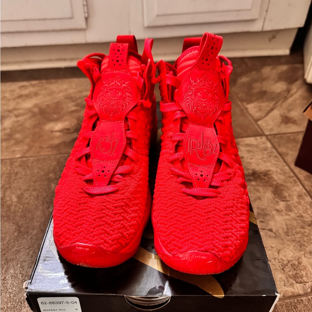 Nike Men’s LeBron 17 Red Carpet